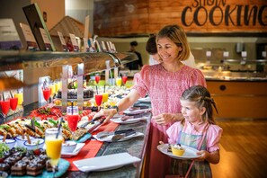 2 restaurantes; se sirve desayuno, almuerzo y cena