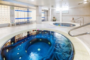 3 albercas al aire libre y camastros