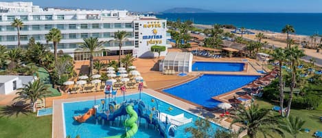 3 piscines extérieures, chaises longues