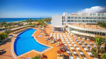 3 buitenzwembaden en ligstoelen