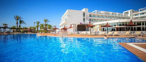 3 outdoor pools, sun loungers