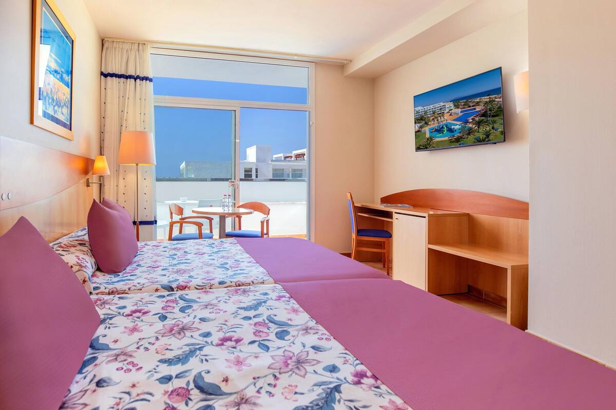 Cofres nos quartos, escrivaninha, Wi-Fi de cortesia, roupa de cama