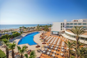 3 piscinas al aire libre, tumbonas