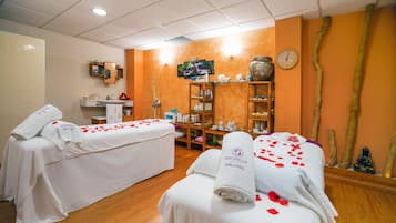 2 restaurants, breakfast, lunch, dinner served; international cuisine