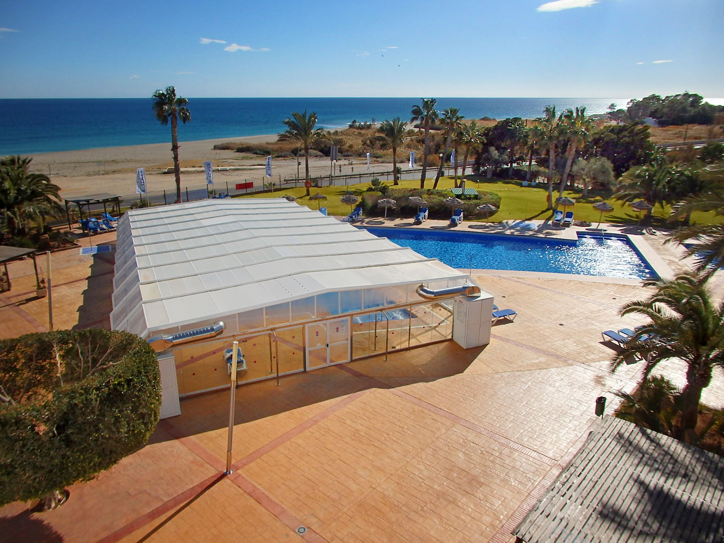 3 outdoor pools, pool loungers