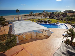 3 piscines extérieures, chaises longues