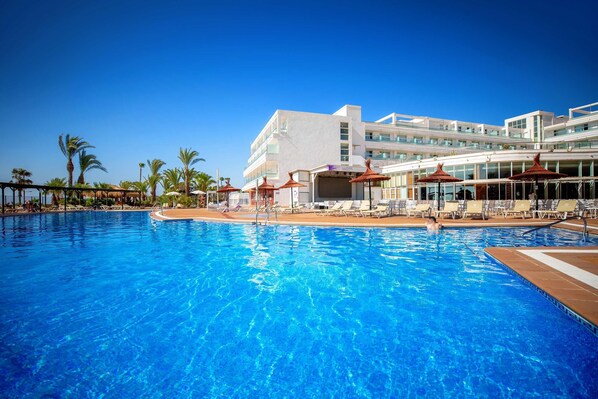 3 outdoor pools, pool loungers