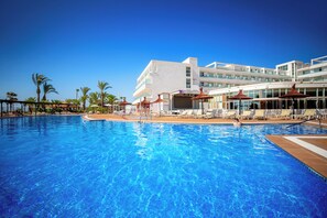 3 outdoor pools, pool loungers