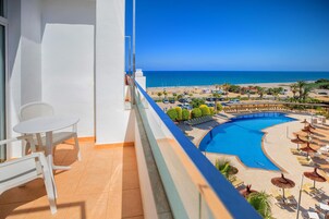 3 outdoor pools, pool loungers