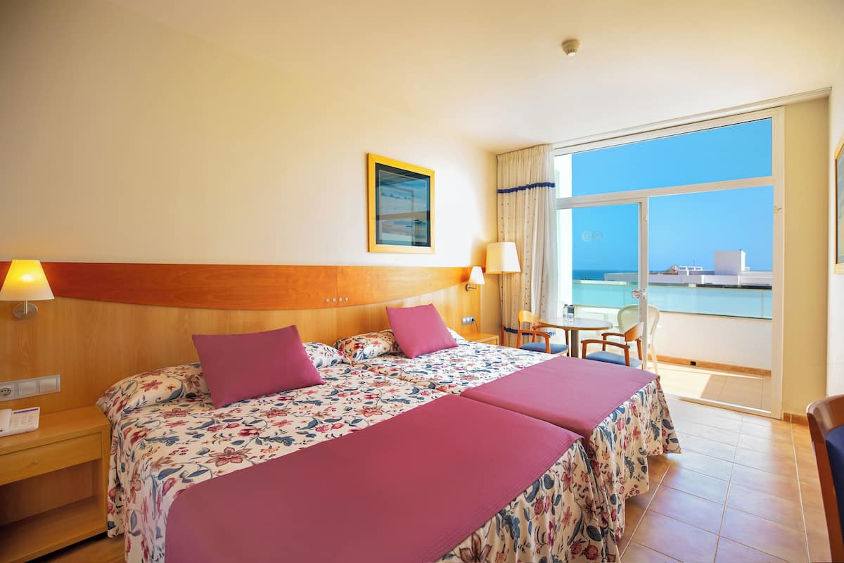 Safe på rommet, skrivebord, barnesenger og wi-fi (inkludert)