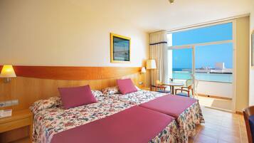 Tallelokero huoneessa, työpöytä, vauvansängyt, ilmainen Wi-Fi