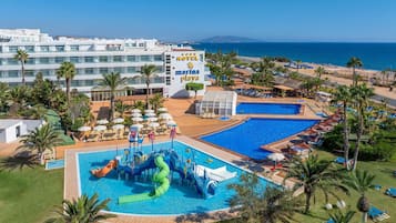 3 buitenzwembaden, ligstoelen bij het zwembad