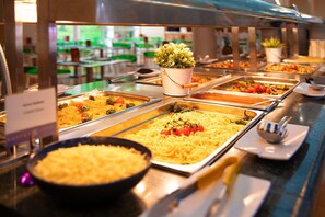 2 restaurants, breakfast, lunch, dinner served; international cuisine 