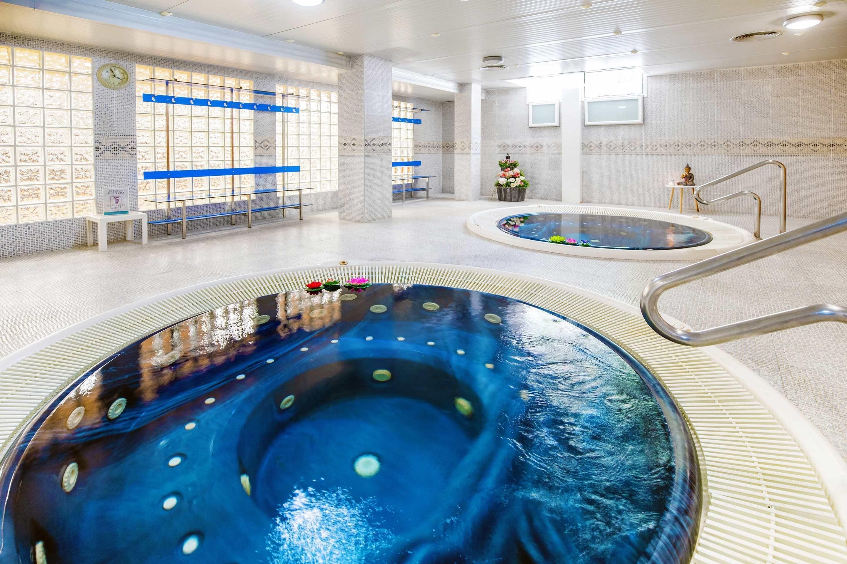 3 utomhuspooler och solstolar