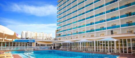 Outdoor pool, sun loungers