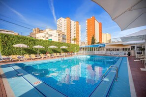 Outdoor pool, sun loungers - Hotel Servigroup Nereo (Benidorm)