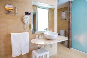 A modern bathroom with a large sink, a mirror, a towel rack, and a toilet. - Hotel Servigroup Nereo (Benidorm)