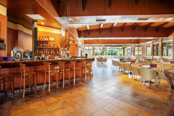 Con vista sulla piscina