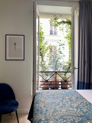 Premium bedding, minibar, in-room safe, individually decorated - Le Basile Hôtel (Paris)