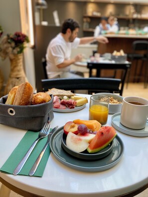 Petit déjeuner préparé sur commande servi tous les jours en supplément