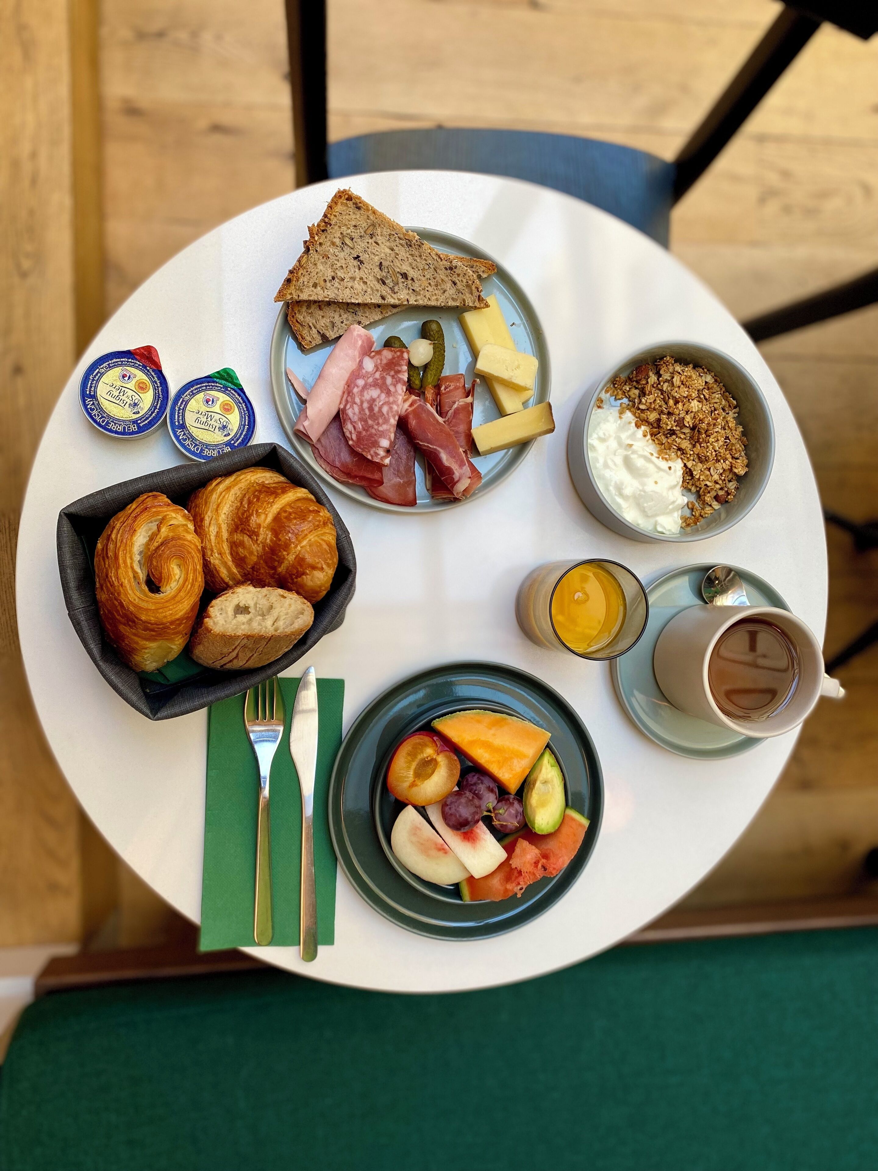 daily cooked-to-order breakfast (eur 15 per person)