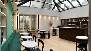 Ein modernes Interieur mit Barbereich, Sitzgelegenheiten und einem Oberlicht.