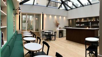 Dagelijks à-la-carte-ontbijt (EUR 15 per persoon)