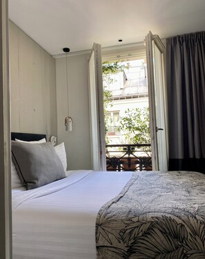 Family Quadruple Room | Premium bedding, minibar, in-room safe, individually decorated - Le Basile Hôtel (Paris)