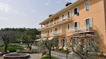 Vista frontal de la propiedad