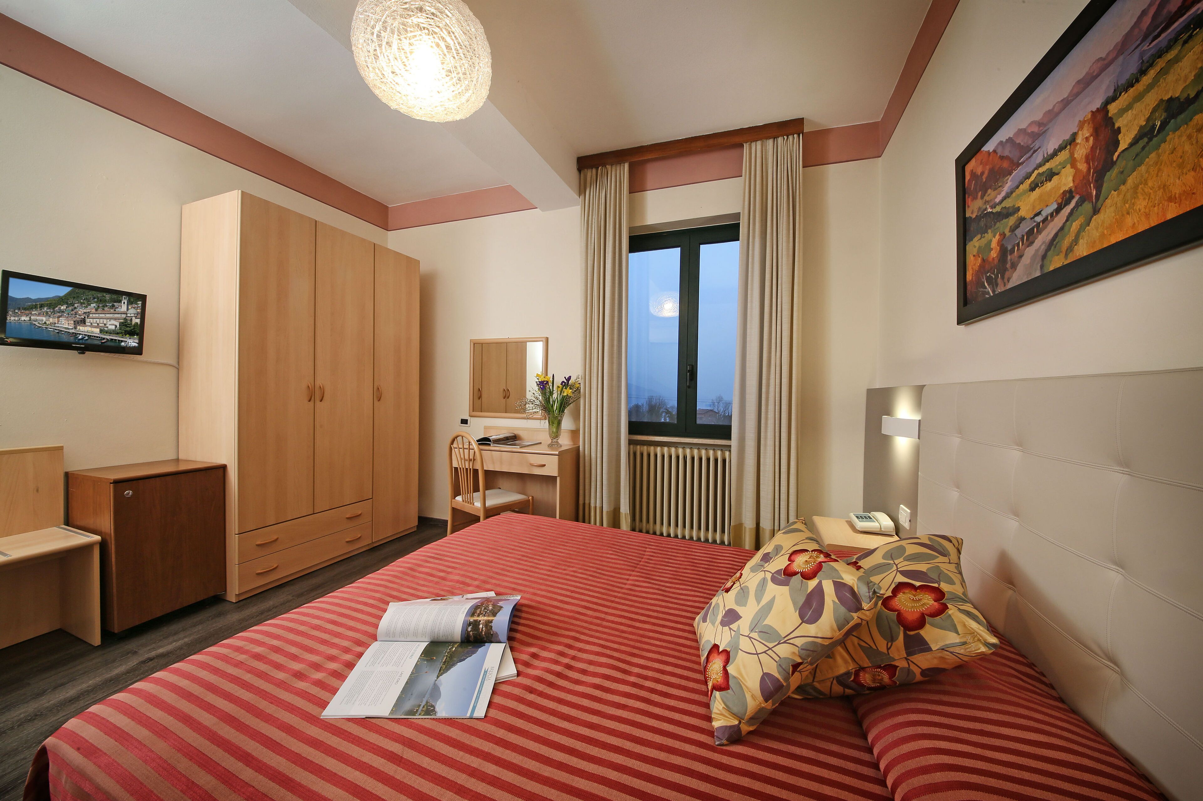 classic double room | in-room safe, desk, blackout curtains, soundproofing