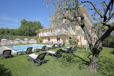 季节性开放的室外游泳池,池畔遮阳伞,日光浴躺椅