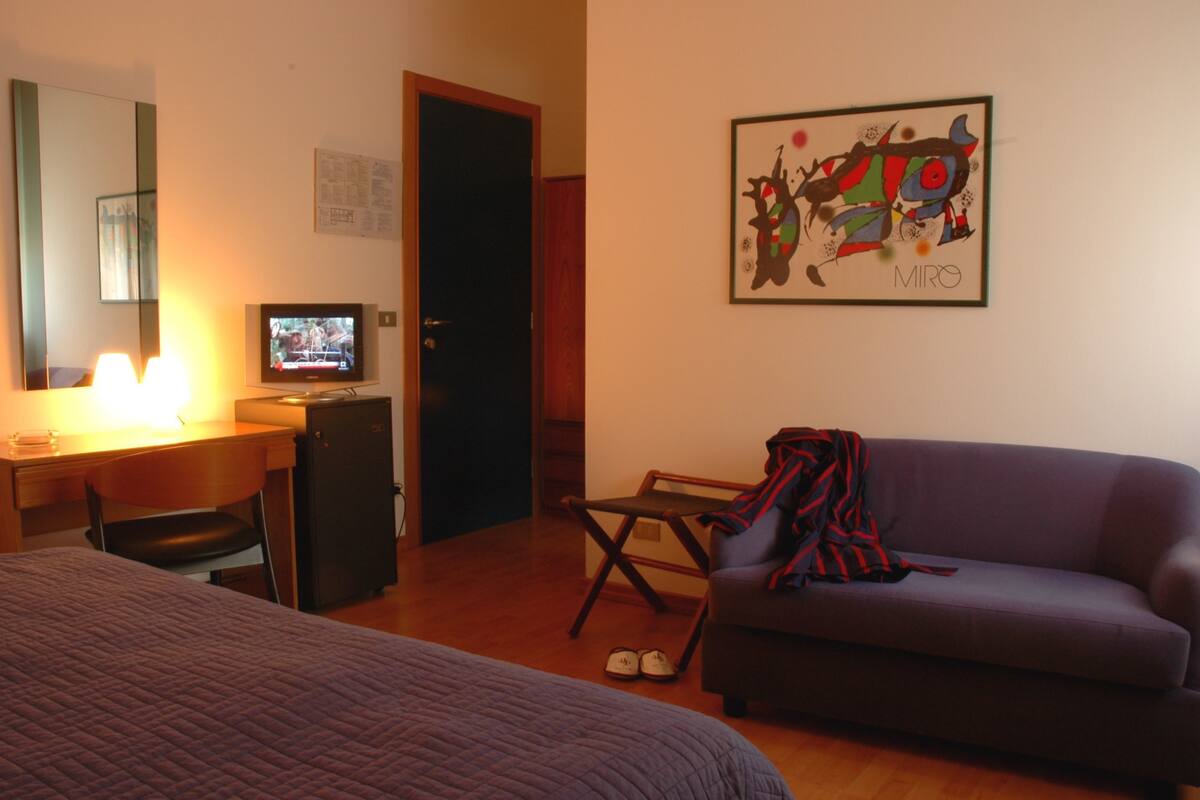 classic twin room | living area | 26-inch lcd tv with satellite channels, tv