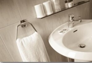 Duş, ücretsiz banyo/kozmetik ürünleri, saç kurutma makinesi, havlu 