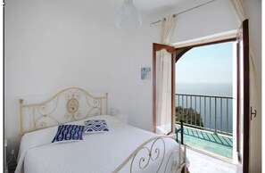 Habitación doble estándar, vista al mar | Caja de seguridad en la habitación y escritorio 