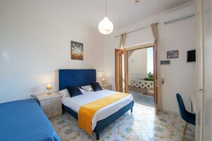 Minibar, escritorio, cuna de viaje y wifi gratis 