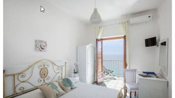 Superior Double Room, Sea View | In-room safe, desk, laptop workspace, free WiFi