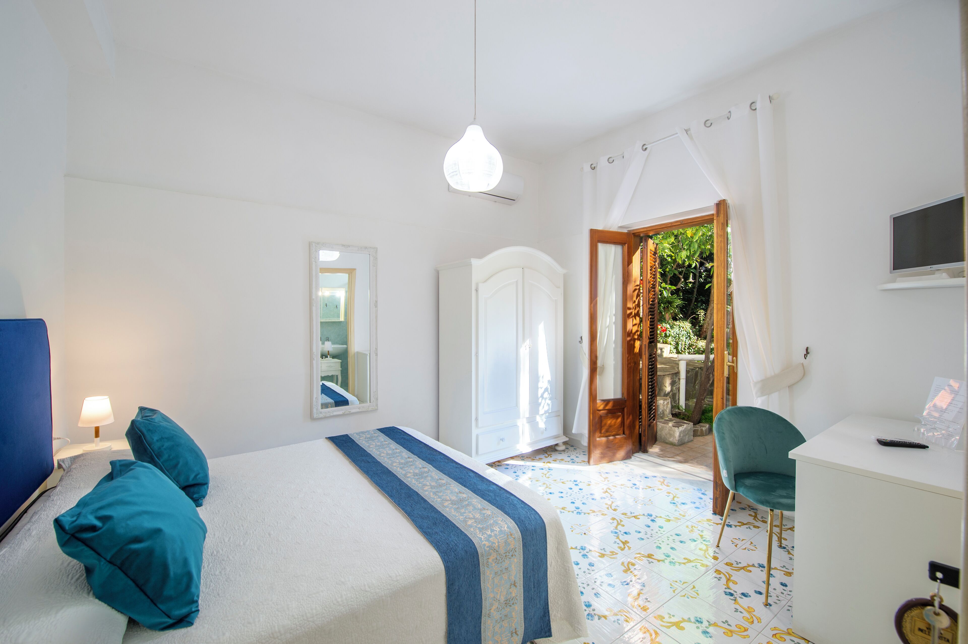 Doppia Standard, vista mare | Minibar, una scrivania, culla da viaggio, Wi-Fi gratuito