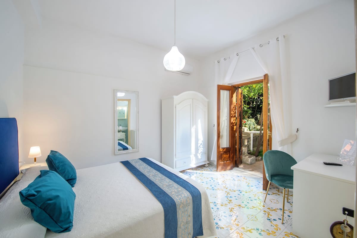 Doppia Standard, vista mare | Minibar, una scrivania, culla da viaggio, Wi-Fi gratuito