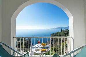 A balcony with a view of the sea and mountains. - Hotel Villa Bellavista (Praiano)