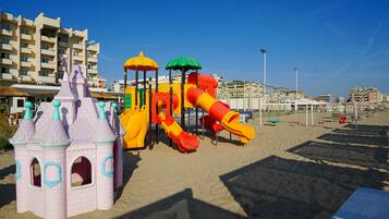 Una spiaggia nelle vicinanze, un bar sulla spiaggia