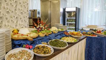FrĂŒhstĂŒck, Mittagessen und Abendessen