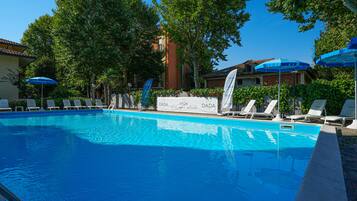 AuĂenpool, Sonnenschirme, LiegestĂŒhle