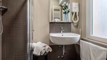 Quarto casal ou duplo superior | Banheiro | Chuveiro, produtos de toalete grátis, secador de cabelo, bidê