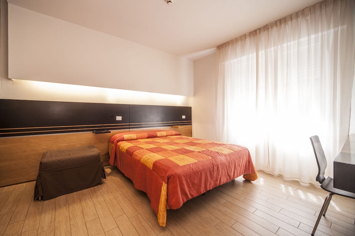 Quarto casal ou duplo clássico | Cofres nos quartos, escrivaninha, quartos à prova de som