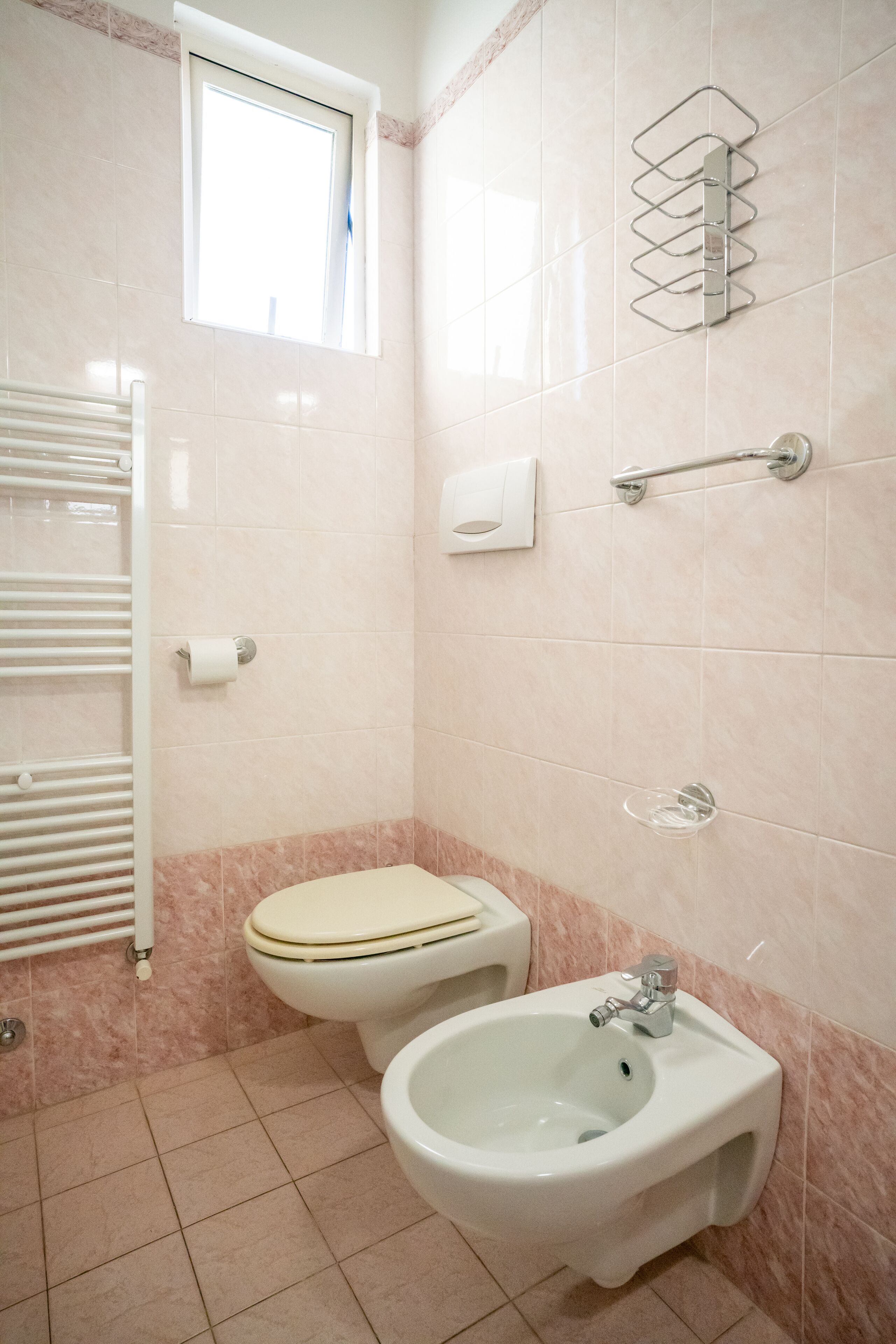 shower, free toiletries, hair dryer, bidet