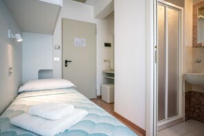 标准单人房 | 客房内保险箱、办公桌、免费 WiFi、床单