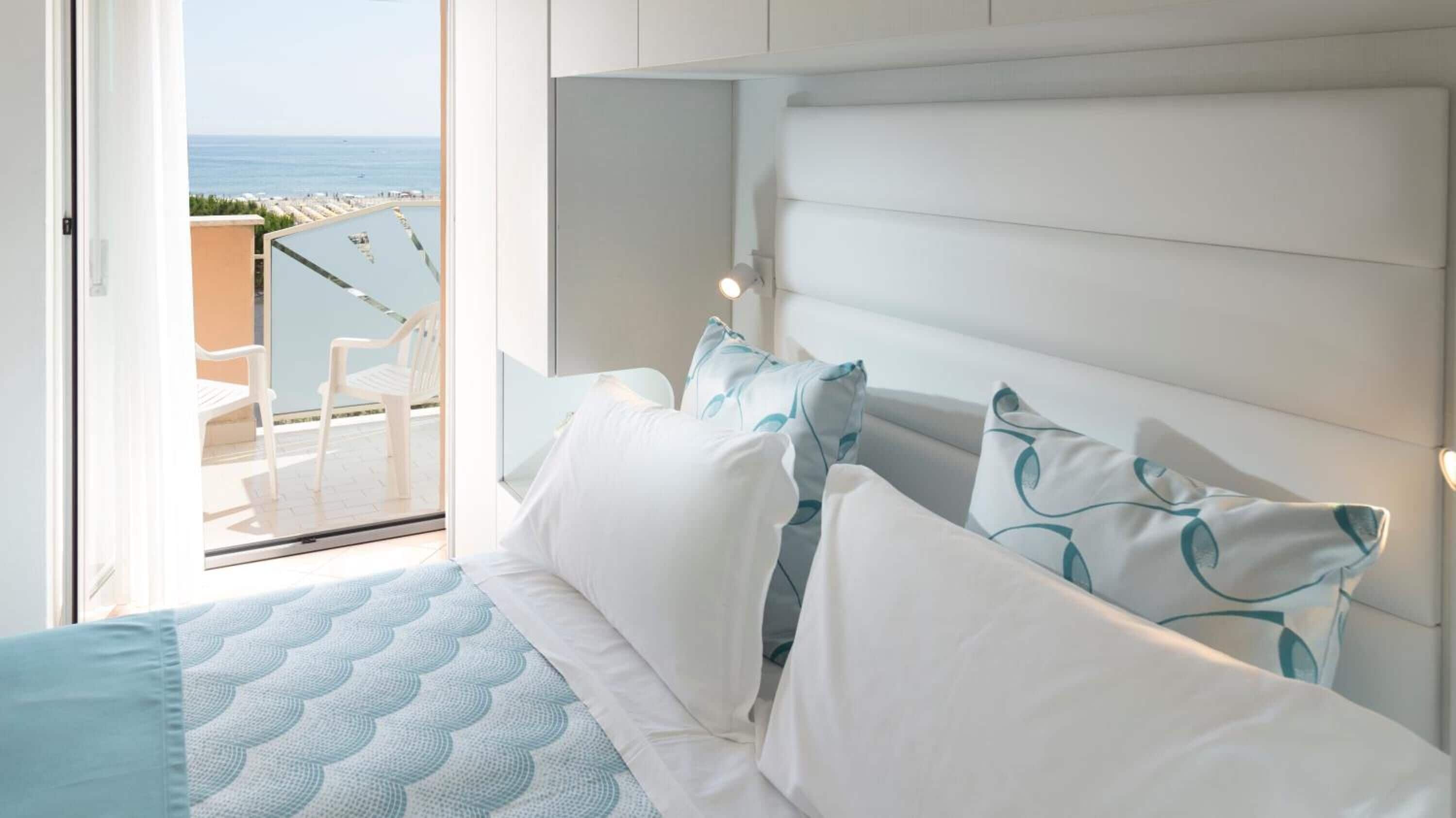 Standard-Doppelzimmer, Meerblick | Zimmersafe, Schreibtisch, kostenloses WLAN, Bettwäsche