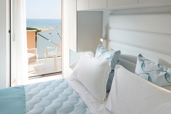 Doppia Standard, vista mare | Una cassaforte in camera, una scrivania, Wi-Fi gratuito, lenzuola