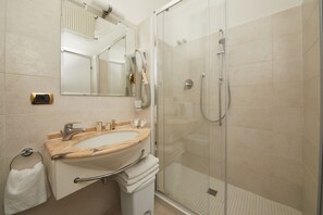 Douche, articles de toilette gratuits, sèche-cheveux, bidet
