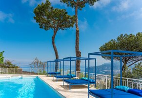 Una piscina al aire libre (de 08:00 a 20:00), tumbonas